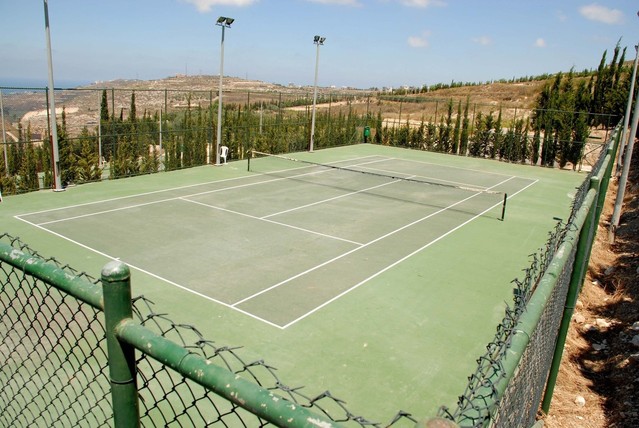 tennis-playground-1309684-639x427