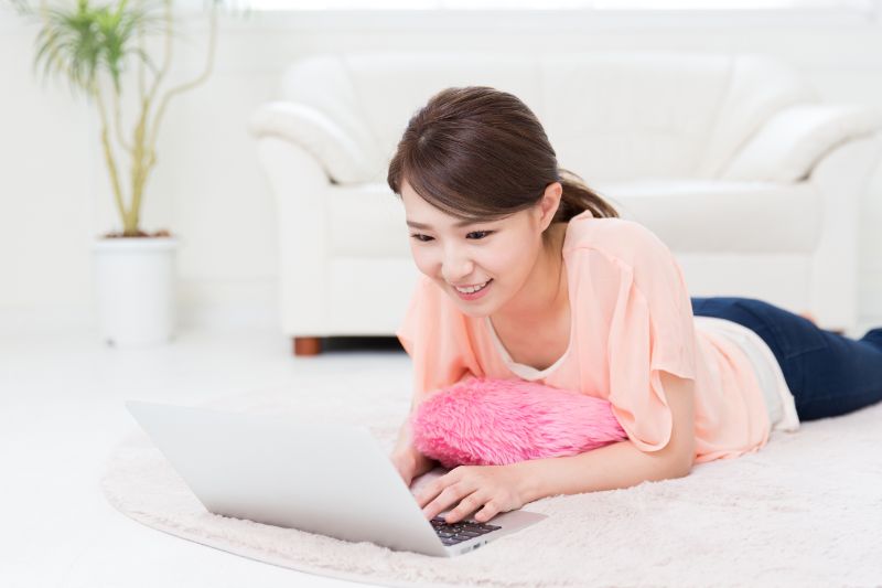 PCを操作する女性