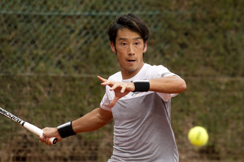 ショットする男性