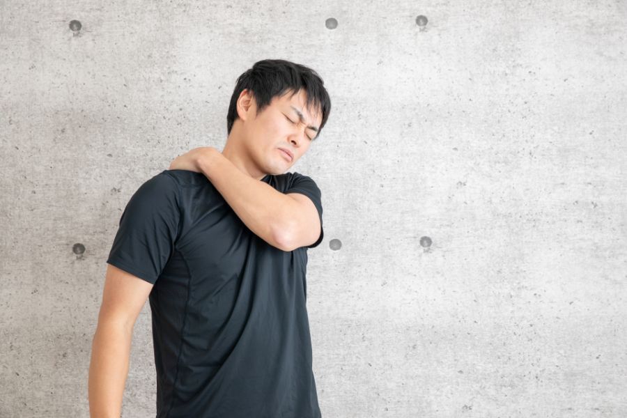 肩の痛みを抱える男性